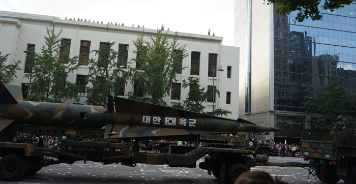 Người dân Hàn Quốc cùng hét vang khi lần đầu được tận mắt chứng kiến loại tên lửa 'khủng'. Ảnh: T.Đ