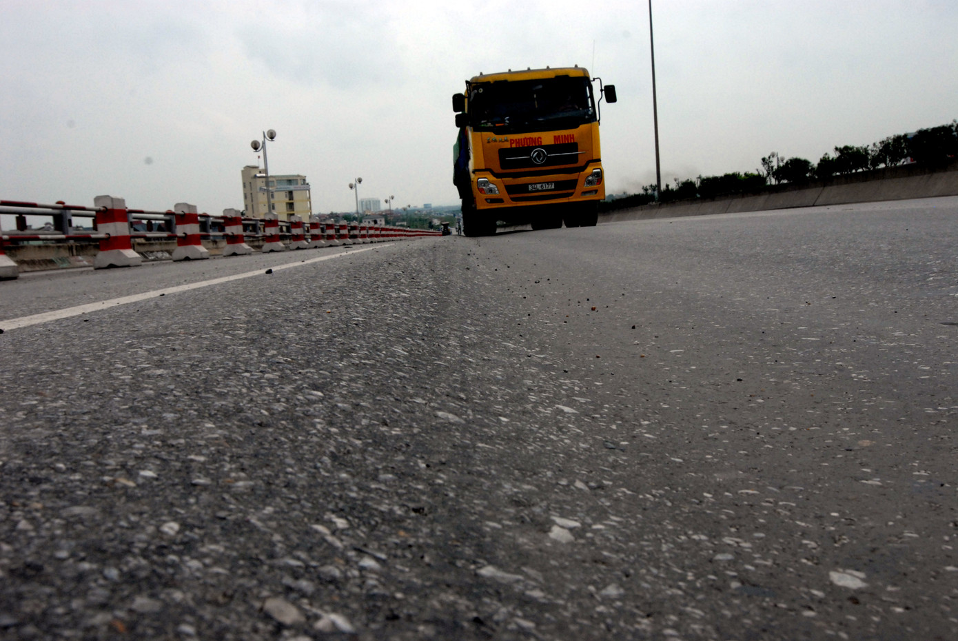 Mặt cầu Thanh Trì tạo thành rãnh sâu chừng 30cm