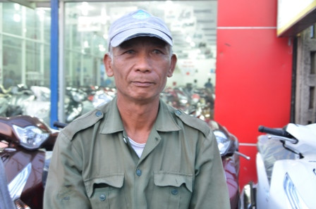 Ông Nguyễn Văn Hoàng là người giúp bạn sinh viên treo băng rôn ghi dòng chữ: “Là dân Biên Hòa, là người Việt Nam, tôi thấy xấu hổ thay cho những ai đã “cướp vài lon bia” ở đây trưa ngày 4/12