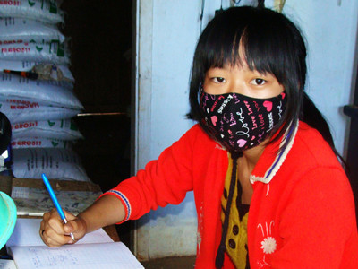 Ngồi học một mình bây giờ Hạnh vẫn đeo khẩu trang 