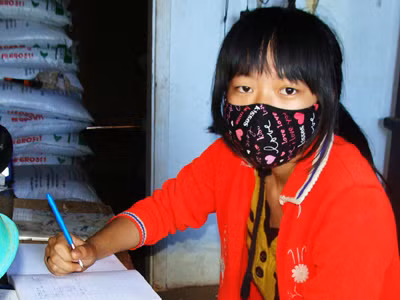 Ngồi học một mình bây giờ Hạnh vẫn đeo khẩu trang 