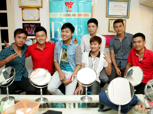 Các bạn nam thí sinh xem và cổ vũ cho các bạn nữ học làm đẹp