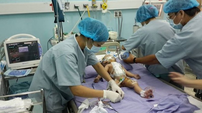 ... Và Phi Phụng trong phòng hồi sức