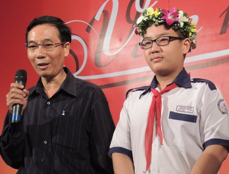 Tân luyện viết chữ đẹp chính nhờ sự động viên từ người bố - ông cho rằng nét chữ chính là nét người