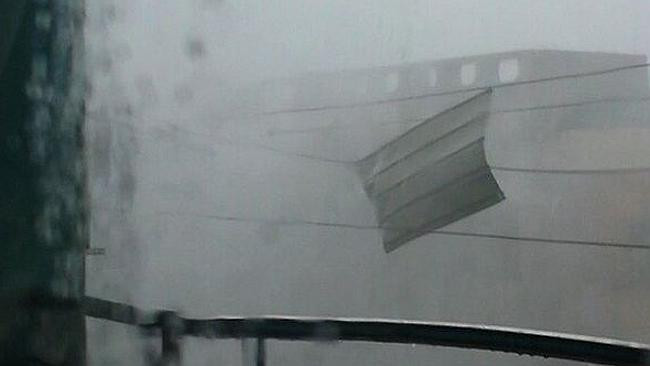 Một tấm tôn mái nhà bị gió bão cuốn bay thẳng lên trời tại thành phố Tacloban