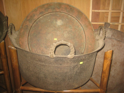 Chiếc sanh đồng 300 năm tuổi. Ảnh: Duy Ngợi