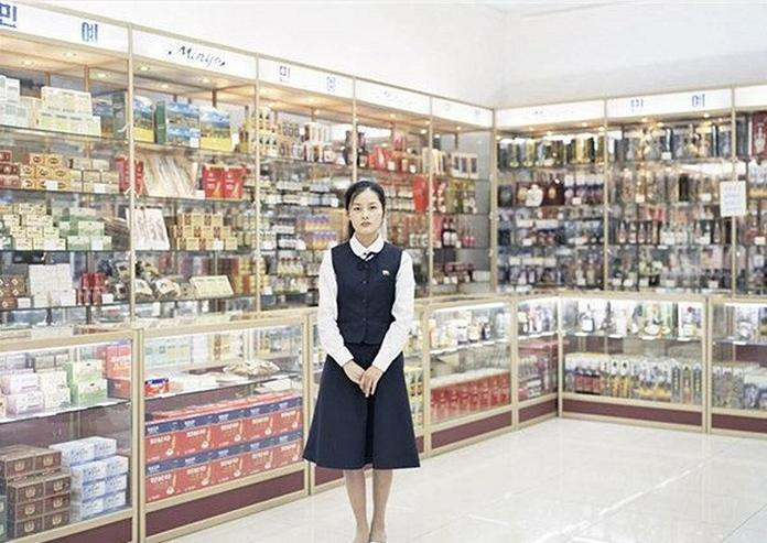 Nữ nhân viên trong một cửa hàng bách hóa