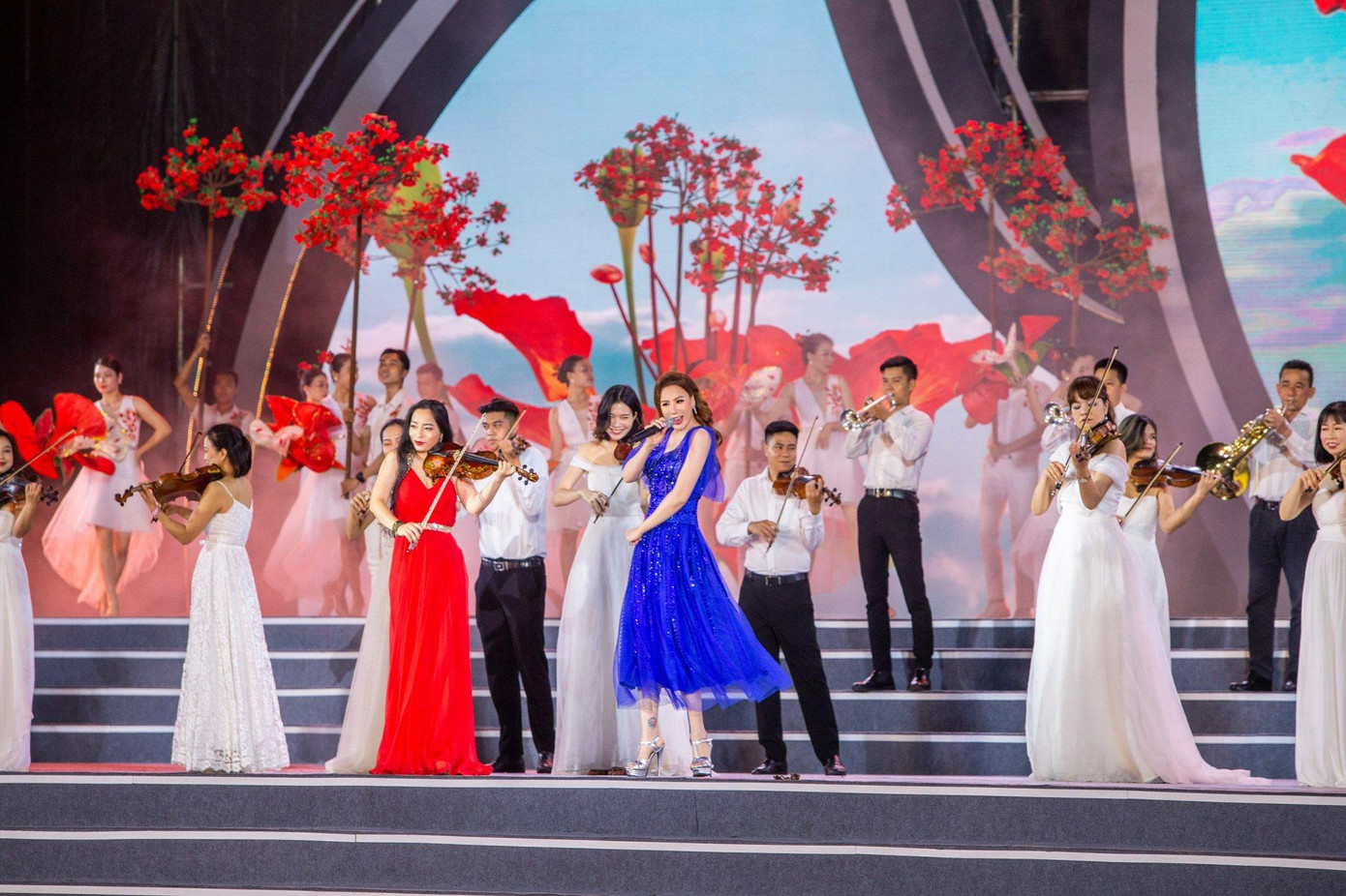 Hồ Quỳnh Hương tái xuất trong chương trình Lễ hội Hoa phượng đỏ tại Hải Phòng.