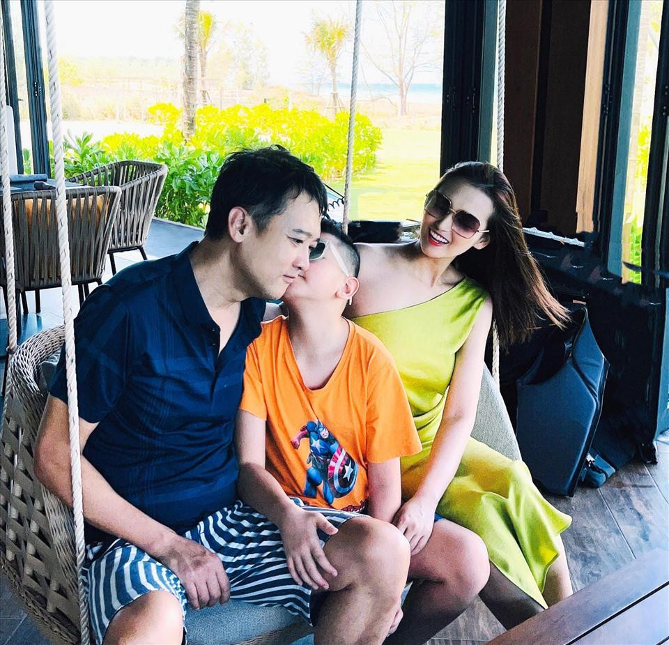 Ngoài đời cô có hôn nhân êm ấm.