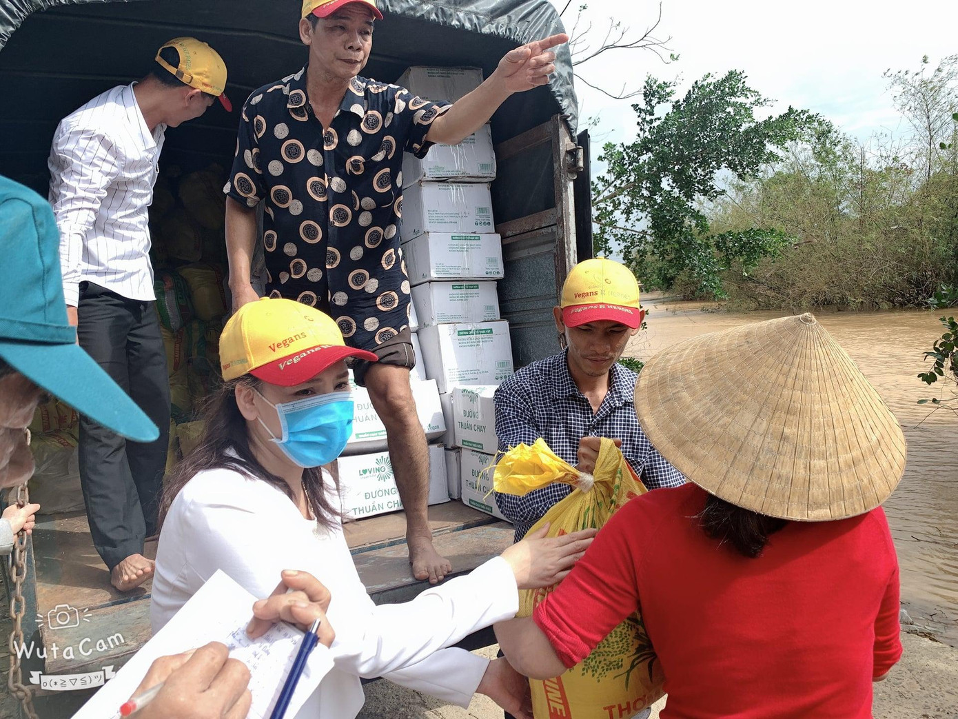 Hồ Quỳnh Hương (áo trắng) trong một chương trình thiện nguyện.