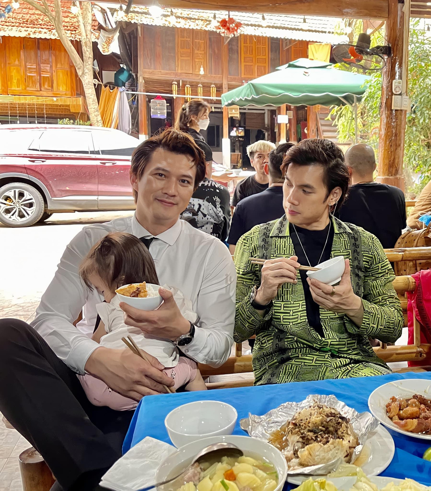 Hà Việt Dũng vừa bế con vừa ăn cơm với Nhan Phúc Vinh. Hà Việt Dũng vừa bế con vừa ăn cơm với Nhan Phúc Vinh.