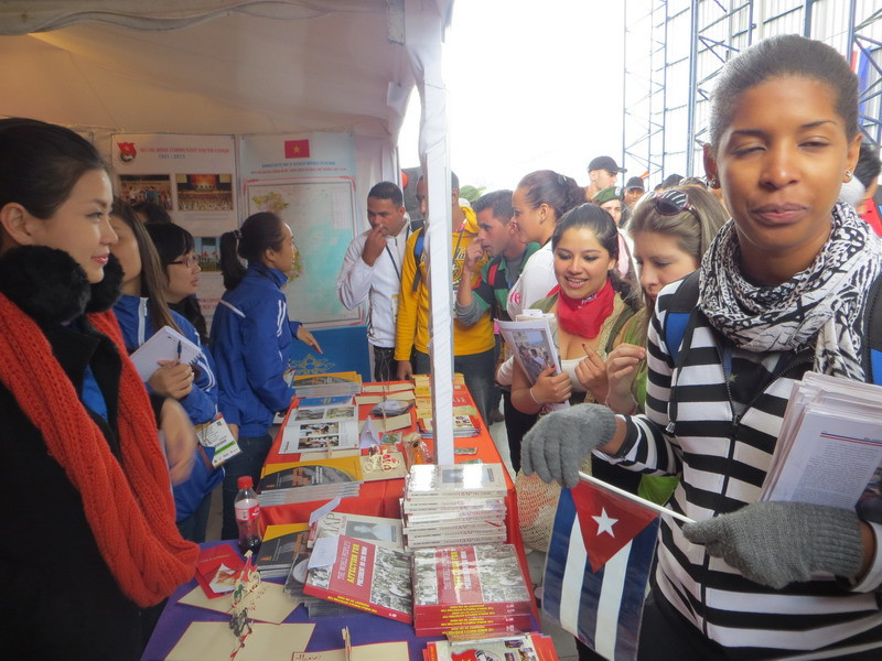 Gian hàng đoàn kết Việt Nam đông khách