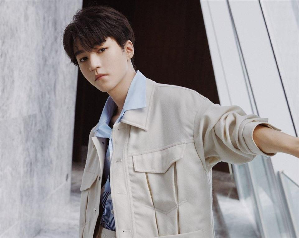 anh cả Vương Tuấn Khải có tên fandom riêng là Tiểu Bàng Giải, màu đại diện là xanh lam. anh cả Vương Tuấn Khải có tên fandom riêng là Tiểu Bàng Giải, màu đại diện là xanh lam.