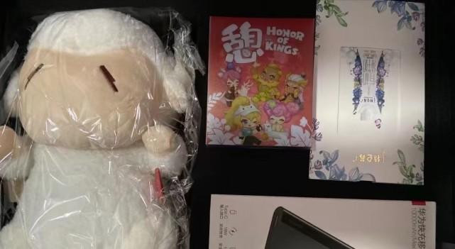 Hộp quà đến từ phòng làm việc của Dịch Dương Thiên Tỉ.