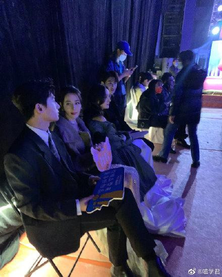 Hình ảnh cho thấy chân ghế của Dương Dương đè lên đuôi váy Địch Lệ Nhiệt Ba. Nhiều người cho rằng như vậy có nghĩa là không phải ghế đã được xếp sẵn ở đó, mà là Dương Dương chủ động kéo ghế sang để ngồi cùng bạn diễn. Hình ảnh cho thấy chân ghế của Dương Dương đè lên đuôi váy Địch Lệ Nhiệt Ba. Nhiều người cho rằng như vậy có nghĩa là không phải ghế đã được xếp sẵn ở đó, mà là Dương Dương chủ động kéo ghế sang để ngồi cùng bạn diễn.