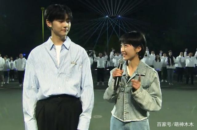 Yên Hủ Gia và Trương Tử Phong làm MC cho ngày kỉ niệm trường.