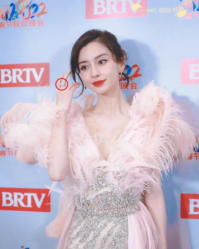Vài ngày trước tin ly hôn, Angelababy vẫn đeo nhẫn cưới đi dự sự kiện như một cách ngầm phủ nhận tin đồn tình cảm rạn nứt.