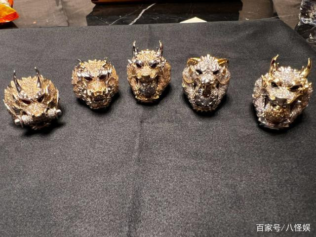 Hình ảnh bộ nhẫn từ bài đăng của Hoàng Tử Thao.