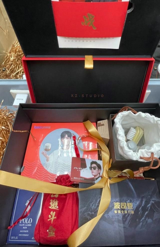 Hộp quà đến từ studio Tiêu Chiến.