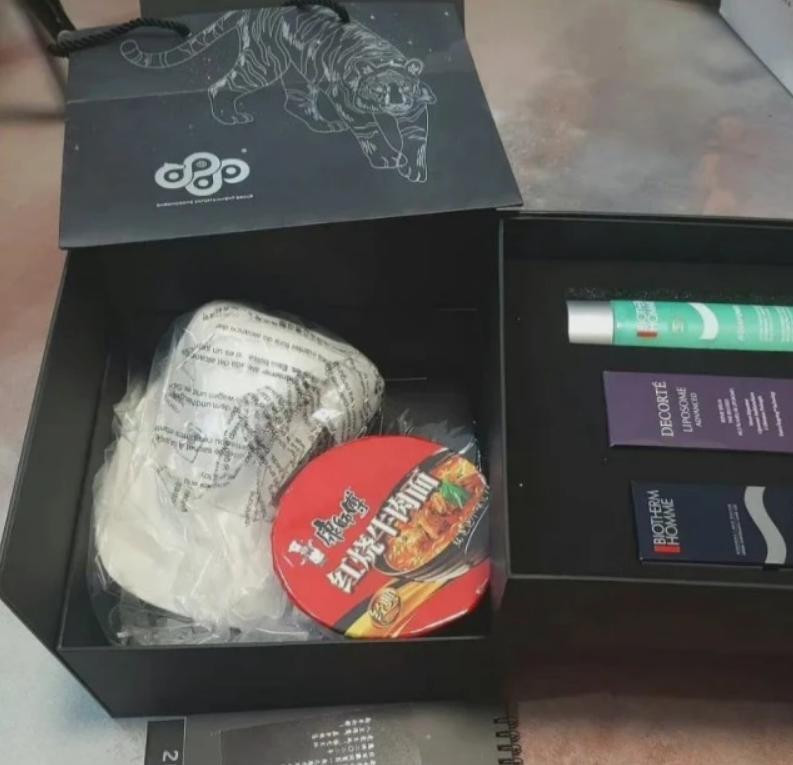 Hộp quà của studio Trương Nghệ Hưng.