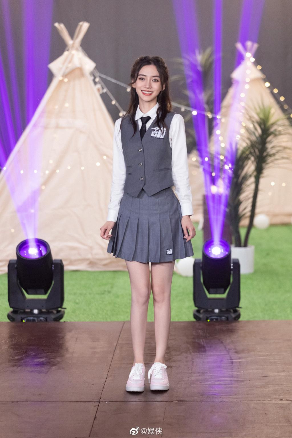 Dường như thời gian cũng không nỡ để lại dấu vết trên khuôn mặt của Angela Baby, thế nên vẻ ngoài của cô vẫn như một nữ sinh trung học tràn đầy hơi thở thanh xuân.