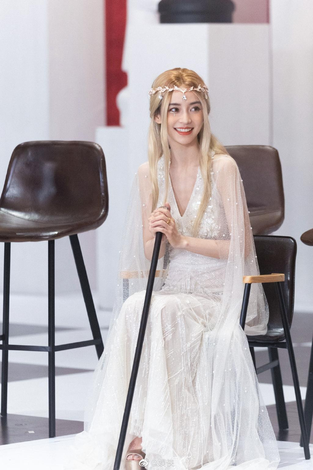 Tạo hình mới của nữ diễn viên lập tức gây bão mạng xã hội.