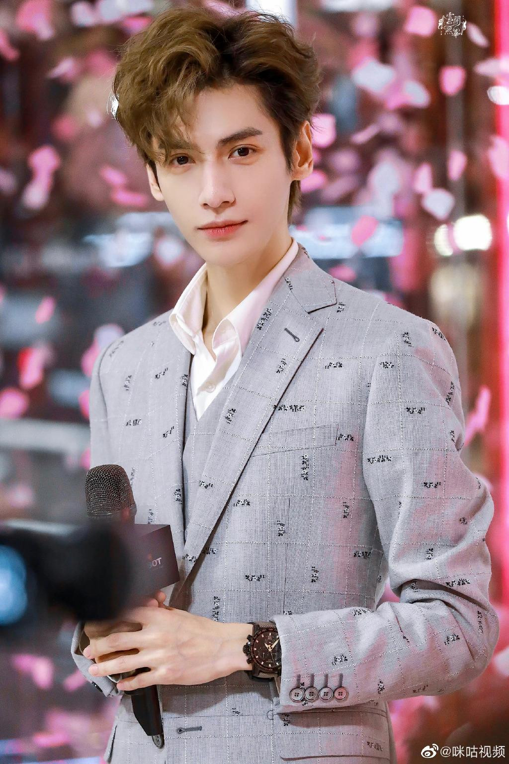 Sau khi nam diễn viên được công bố danh phận mới, nhiều mặt hàng của Tissot đã nhanh chóng &quot;cháy hàng&quot; chỉ trong &quot;một nốt nhạc&quot;, cho dù giá cả các mặt hàng này không hề rẻ. Điều này đã khẳng định độ &quot;chịu chơi&quot; hàng top của fanclub La Vân Hi.