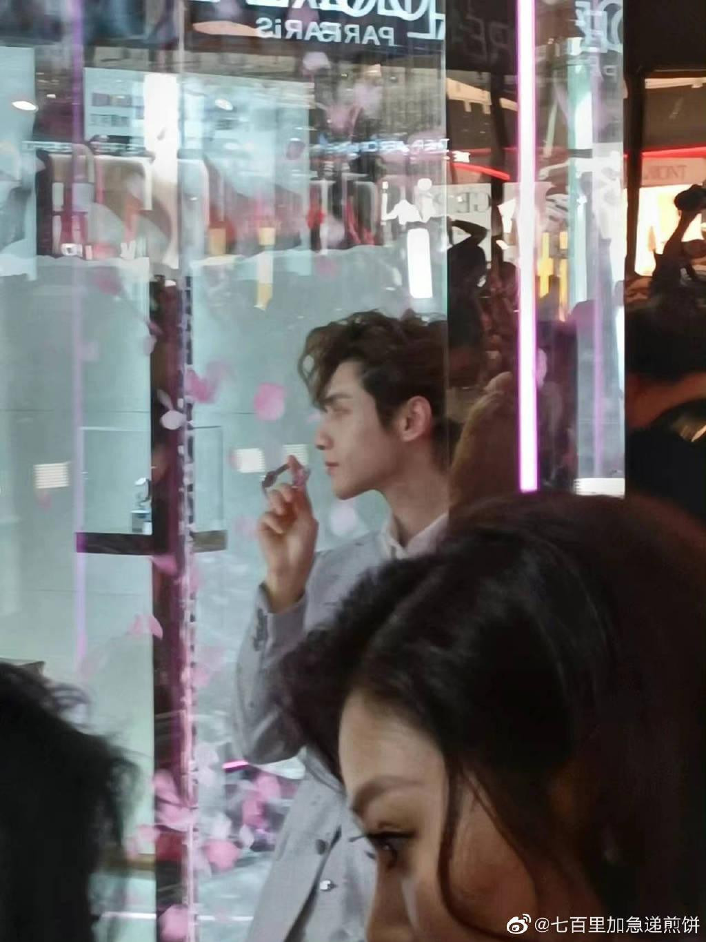 Trước khi La Vân Hi xuất hiện, vô số fan của anh đã tập trung ở trung tâm thương mại từ sớm để có thể nhìn thấy thần tượng. Theo ảnh mà netizen Trung Quốc đăng tải, ba tầng lầu của khu thương mại đều chật cứng người, chứng minh sức hút mạnh mẽ của nam diễn viên.