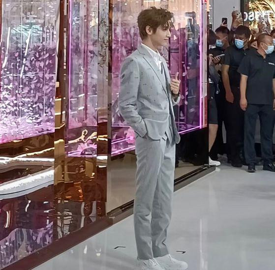 Ngay sau khi La Vân Hi xuất hiện, sự náo nhiệt ở hiện trường đã tăng vọt lên một cách nhanh chóng. Tuy thời tiết Thâm Quyến rất nóng, nhưng nam diễn viên vẫn diện một bộ suit trang trọng vừa phù hợp với hình tượng brand, vừa thể hiện sự coi trọng của anh với sự kiện này.