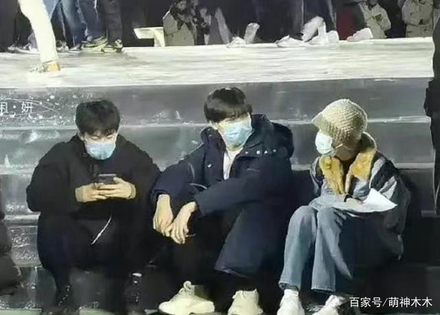 Yên Hủ Gia và Trương Tử Phong từng bị bắt gặp nói chuyện &quot;hai mình&quot; vui vẻ với nhau.