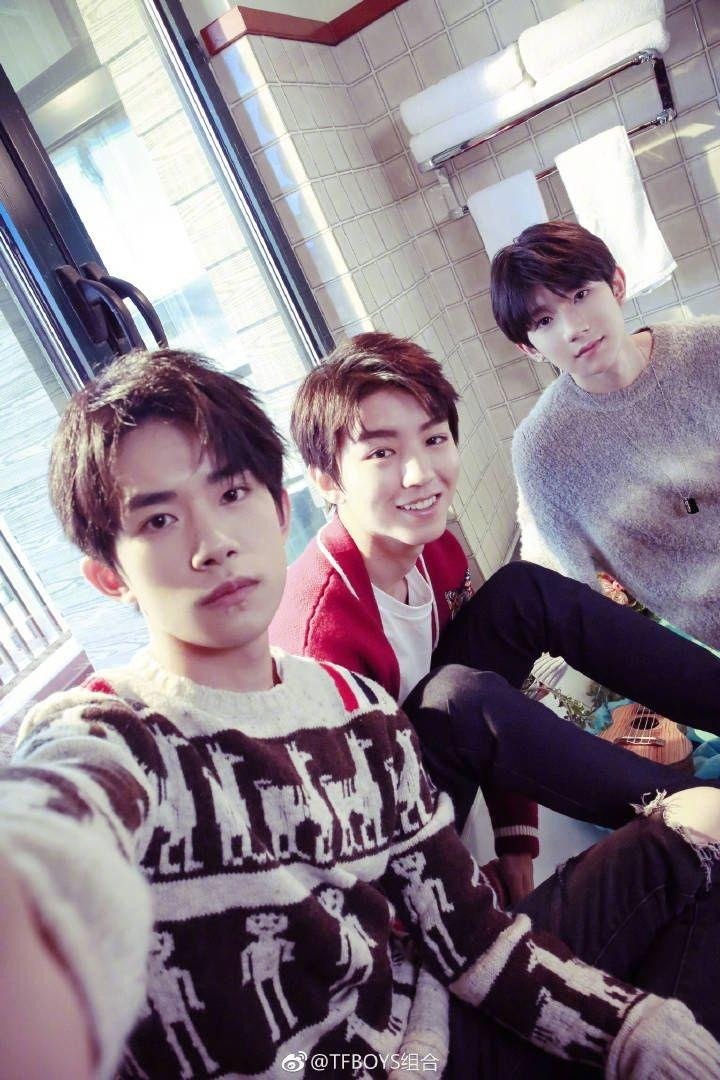 Trong khi cộng đồng fan nhóm TFBOYS có tên là Tứ Diệp Thảo, màu đại diện là màu cam... Trong khi cộng đồng fan nhóm TFBOYS có tên là Tứ Diệp Thảo, màu đại diện là màu cam...