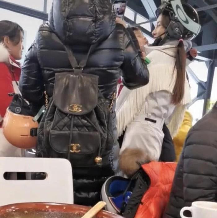 Chuyến du lịch vắng bóng người cha của hai mẹ con lại khiến cư dân mạng đặt dấu hỏi về hôn nhân của &quot;cặp đôi thế kỷ&quot;.