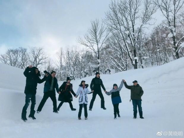 Trong khi Huỳnh Hiểu Minh đăng ảnh gia đình hạnh phúc...