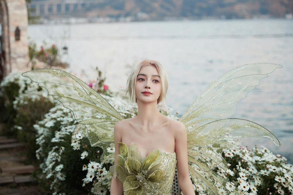 Angela như biến thành "nàng thơ" trong câu chuyện cổ tích.