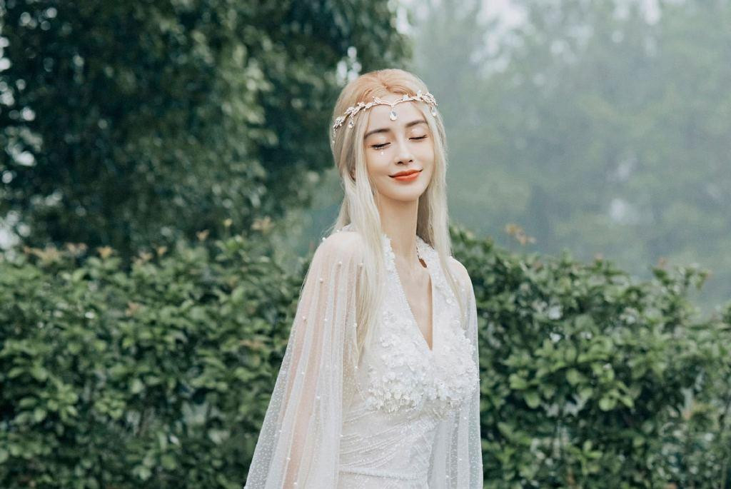 Angela Baby trong tạo hình với mái tóc màu bạch kim xoăn nhẹ, khiến ai cũng phải trầm trồ.