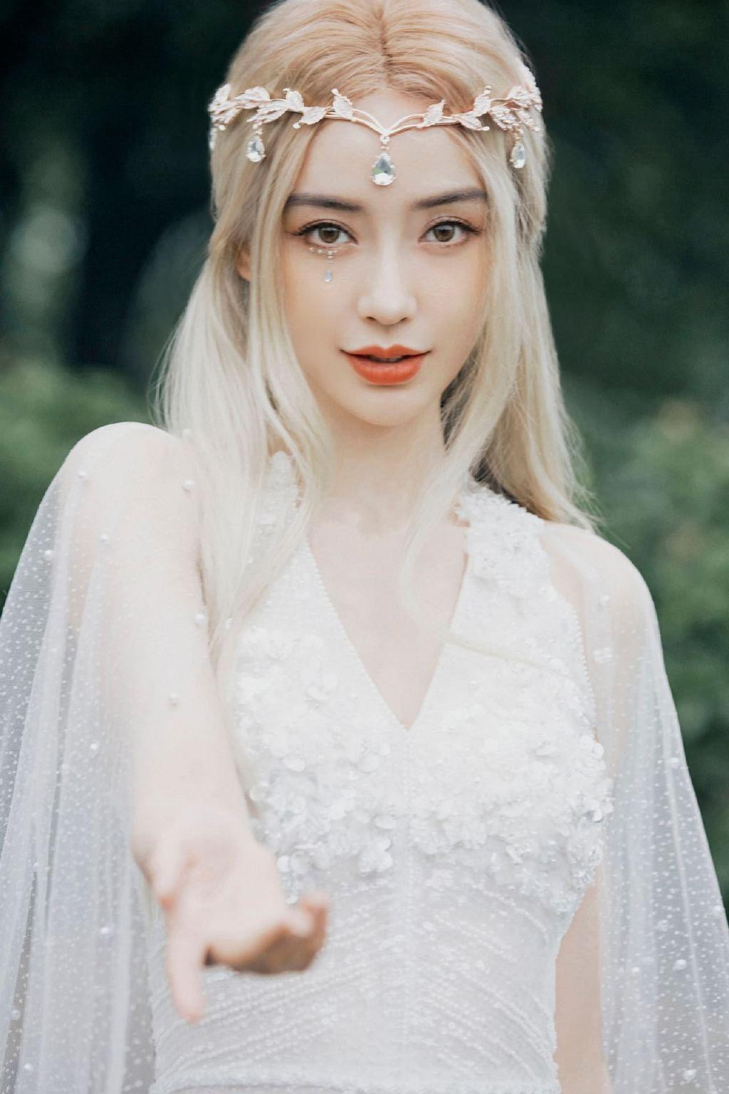 Bộ trang sức tinh xảo cùng lối trang điểm đầy thu hút khiến không ít netizen phải đồng tình rằng khí chất nữ hoàng của Angela Baby đúng là "không đùa được đâu".