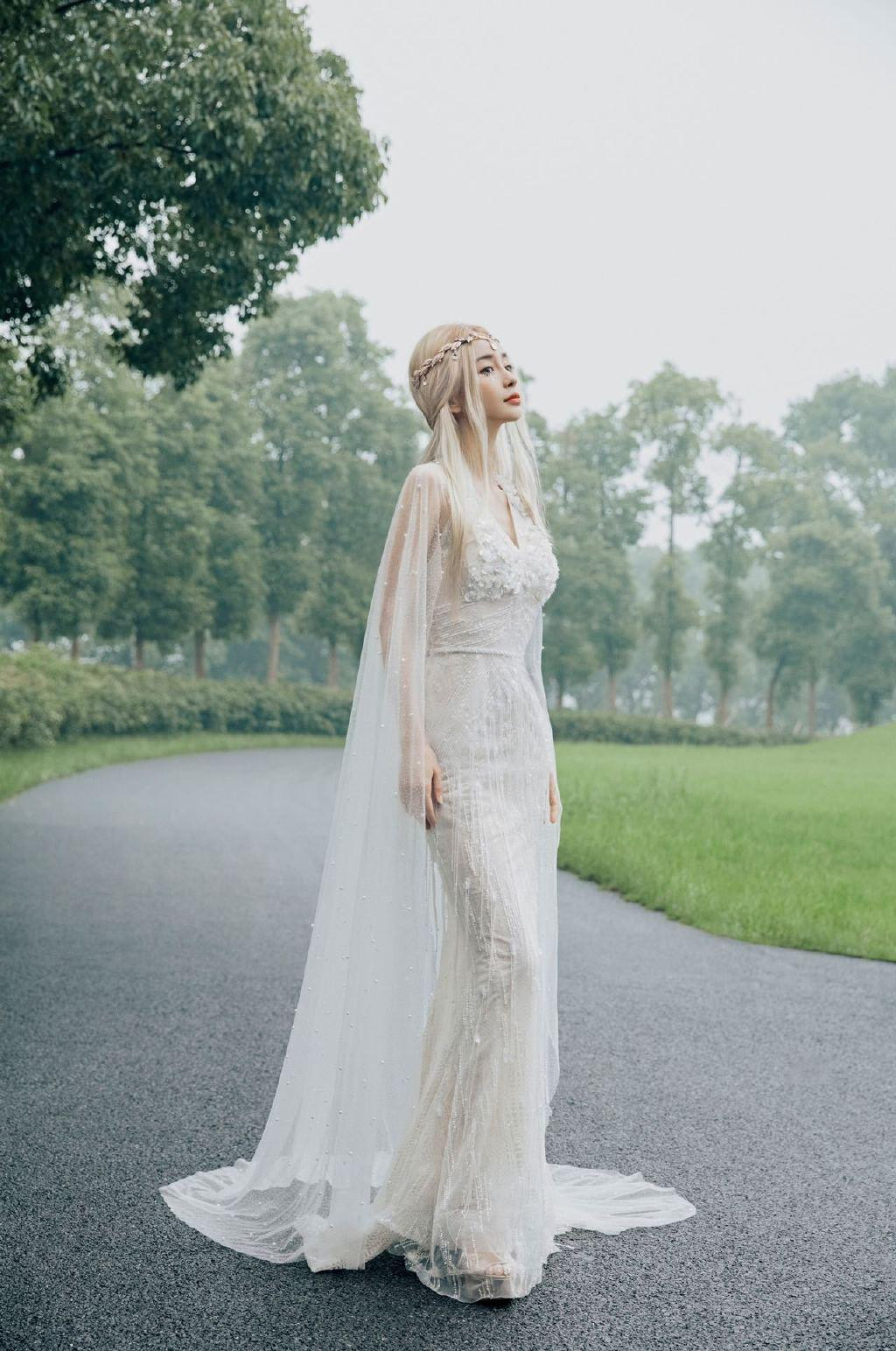 Chiếc váy trắng ôm sát giúp nữ diễn viên khoe khéo sắc vóc mặn mà, cuốn hút của mình.