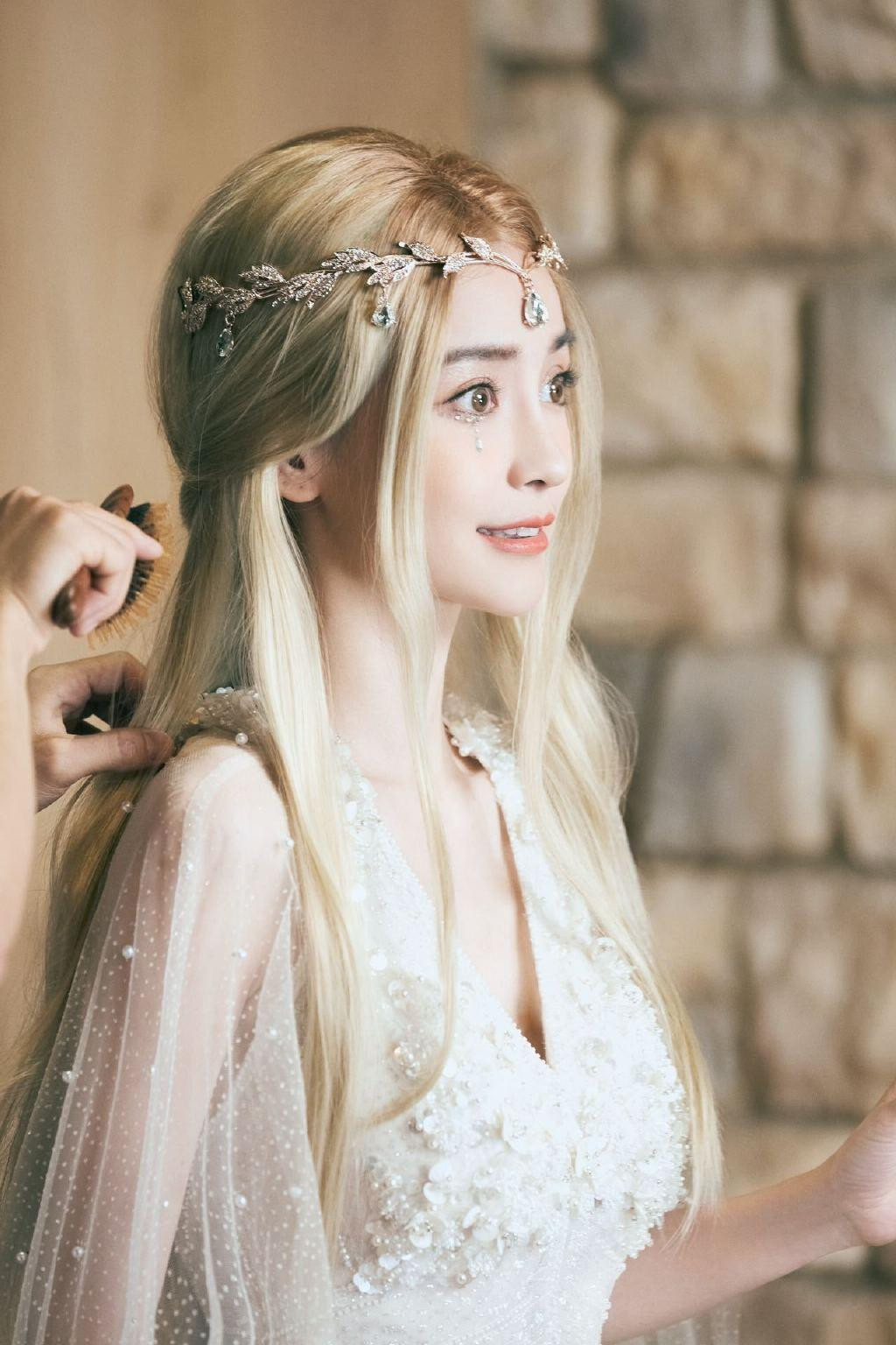 Khuôn mặt của Angela Baby vốn đã có đường nét như con lai Âu - Á, vậy nên mái tóc vàng kim và vương miện lấp lánh đã giúp vẻ đẹp của cô càng thêm "vô thực", khiến khán giả cách một màn hình vẫn cảm nhận được "tiên khí".