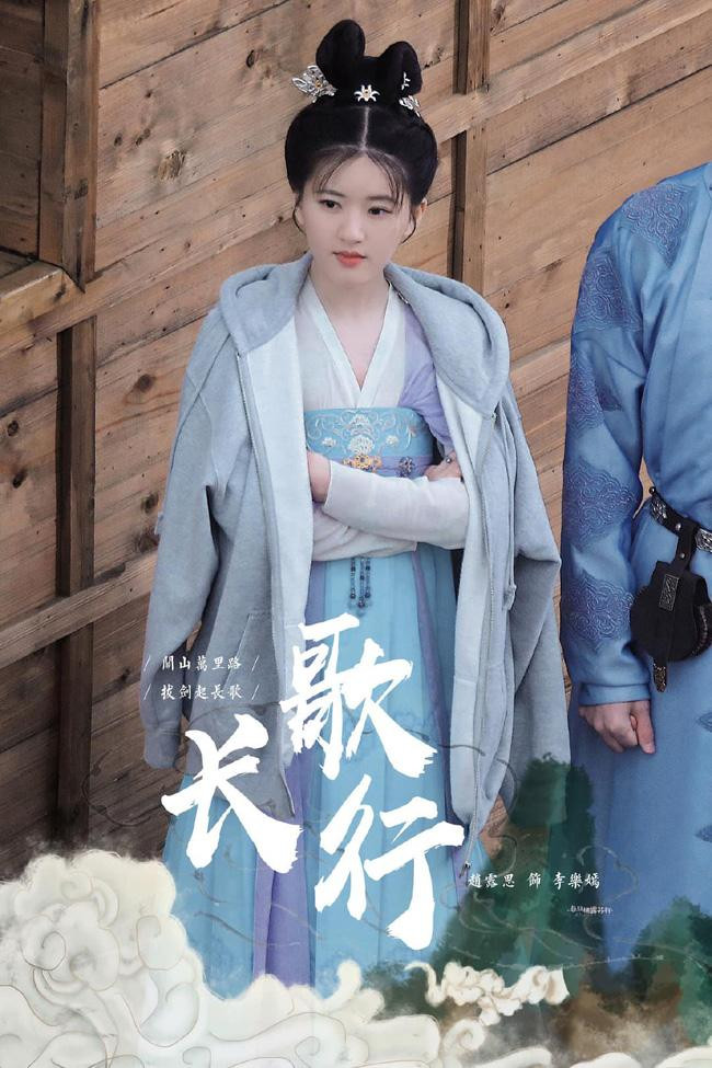 Triệu Lộ Tư trên phim trường Trường Ca Hành. Triệu Lộ Tư trên phim trường Trường Ca Hành.