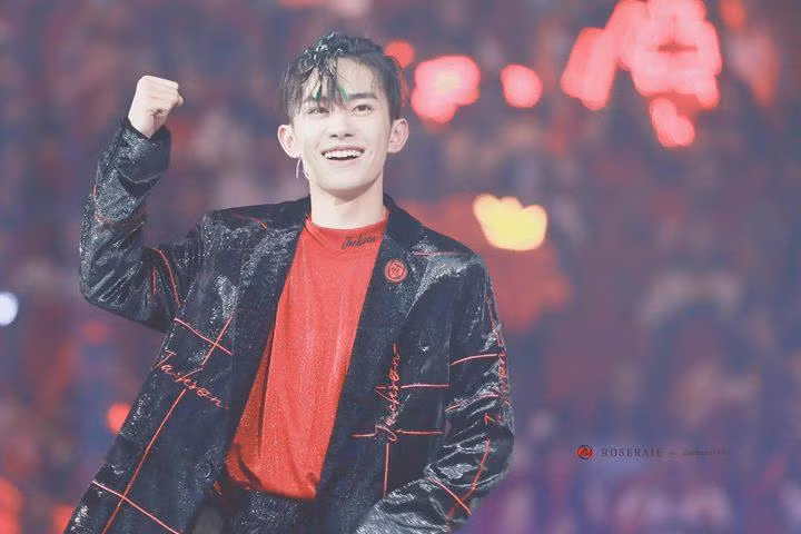 Còn Dịch Dương Thiên Tỉ có tên fandom riêng là Thiên Chỉ Hạc, màu đại diện là màu đỏ.