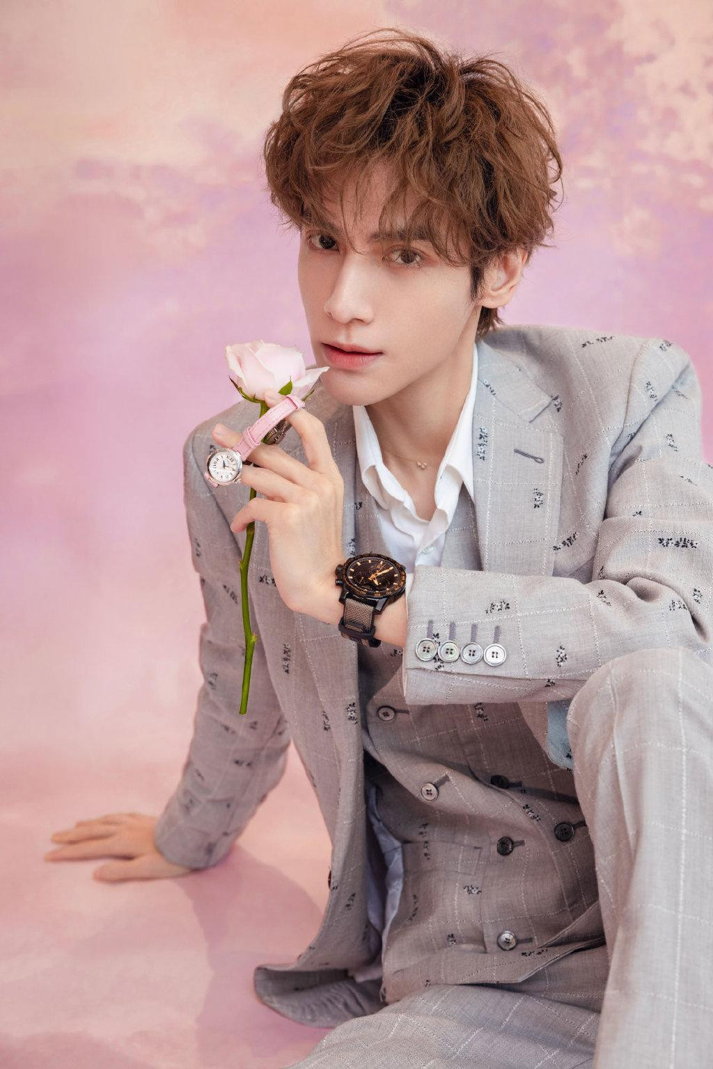 Chùm ảnh quảng bá cho sản phẩm mới khiến La Vân Hi nhận được &quot;cơn mưa lời khen&quot;.