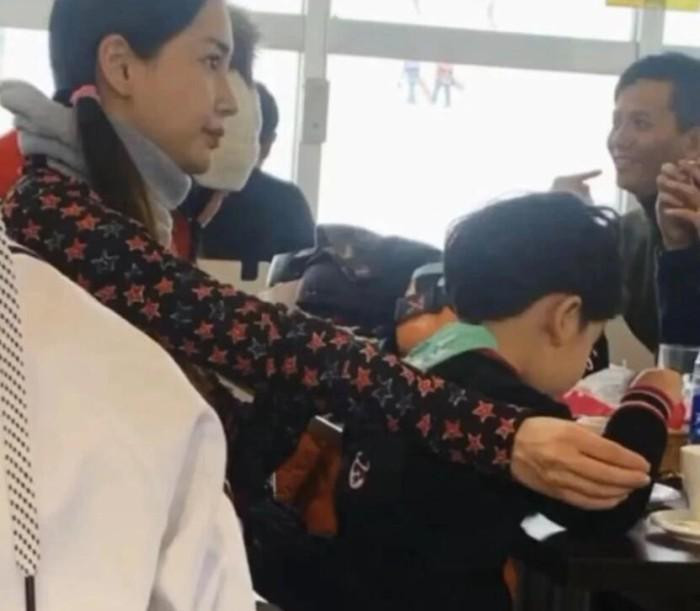 Tháng 12/2019, Angelababy bị bắt gặp đưa con trai đi trượt tuyết một mình mà không có chồng bên cạnh.