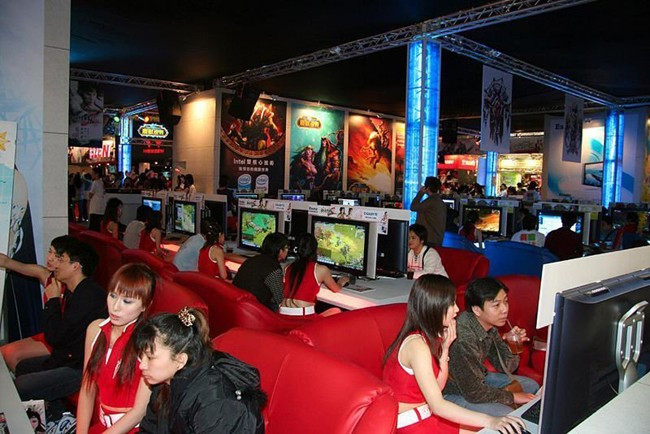 Khách hàng được các cô phục vụ tận tình