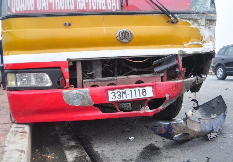 Đầu xe buýt cũng bị méo mó. Đầu xe buýt cũng bị méo mó