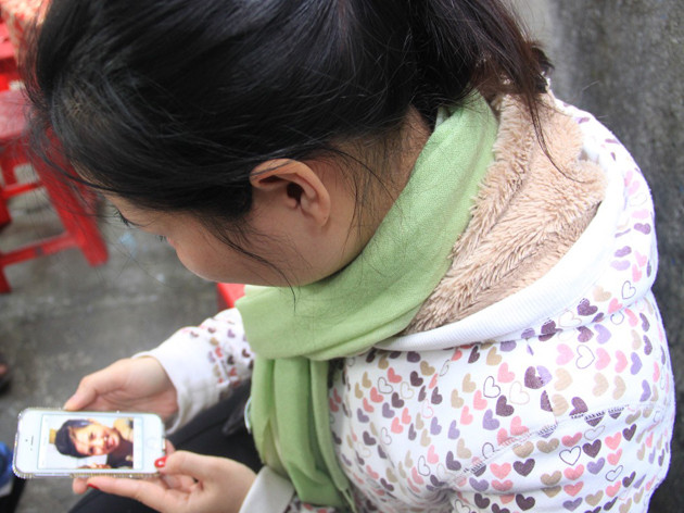 Tiếc thương xem lại ảnh của Tiên. Ảnh: Nguyễn Huy