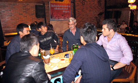 Các tuyển thủ và HLV Calisto tại bar Relax.