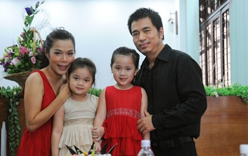 Gia đình Mỹ Lệ hạnh phúc với hai cô con gái Misa – Misu
