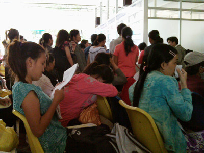 Bệnh nhân chen chúc nhau khám các bệnh do triều cường gây nên