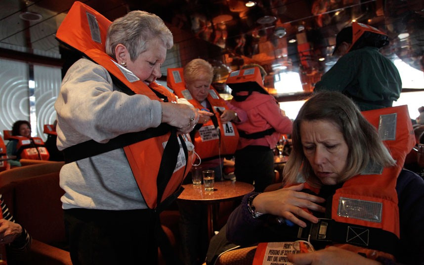 Hành khách được chuẩn bị áo phao đề phòng trường hợp khẩn cấp.