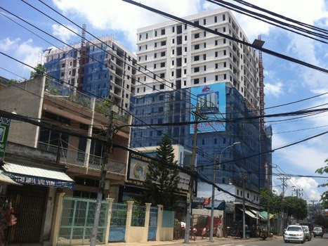 Dự án Khang Gia Tân Hương (quận Tân Phú) còn có tên gọi là Lucky Apartment là trường hợp điển hình "ăn may" gói hỗ trợ 30.000 tỷ đồng nhờ nhiều lần điều chỉnh diện tích căn hộ trước Nghị quyết 02 cả năm trời. Ảnh: Vũ Lê (VnExpress). Dự án Khang Gia Tân Hương (quận Tân Phú) còn có tên gọi là Lucky Apartment là trường hợp điển hình